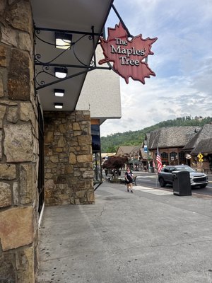 THE MAPLES’ TREE - Updated October 2026 - 639 Pkwy, Gatlinburg ...