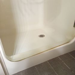 Sleep Inn - Dirty shower.