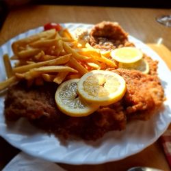 Burgunderstübchen Weingut Sinz - Schnitzel (2!) mit Pommes