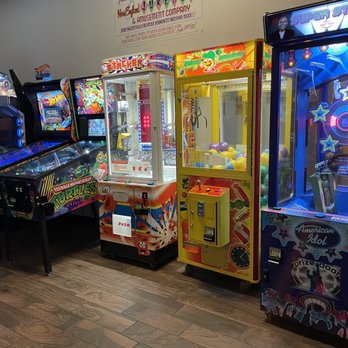 Randy's Wooster Street Pizza - a row of arcade machines - Pizza Near Me - Manchester, Connecticut