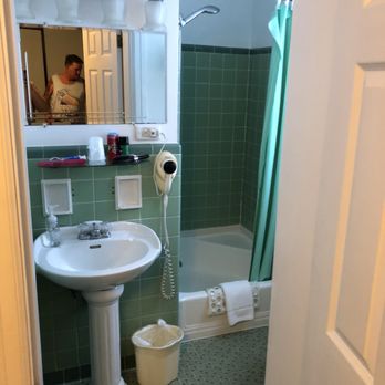 Murray Inn and Art Gallery - Clean & cheerful bathroom - Hotels Near Me - Murray, Kentucky Murray Inn and Art Gallery - Clean & cheerful bathroom - Hotels Near Me - Murray, Kentucky