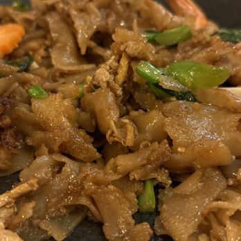 Lur Ros Thai Kitchen - Pad see Ewe - Thai Near Me - Vista, California Lur Ros Thai Kitchen - Pad see Ewe - Thai Near Me - Vista, California
