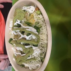 Shredded chicken bowl with guacamole
