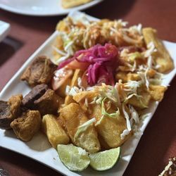 La Salvadorenita Pupuseria Y Taqueria - Yuca con chicharron