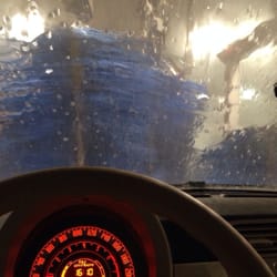 Carwash Plus - Dan verschijnen de grote zachte blauwe borstels. At the carwash!