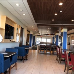 Holiday Inn Express & Suites - Chadron - Seating area and reception area
