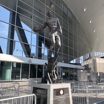 Dominique Wilkins Statue - Public Art Near Me - Atlanta, Georgia