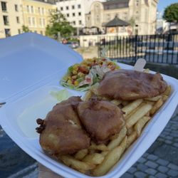 JaFs - Medium order of fish n' chips with garlic aioli and a side salad