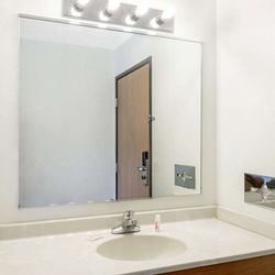 Super 8 by Wyndham Dewitt - Guest room bath