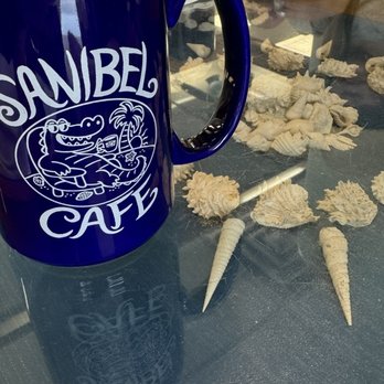 The Sanibel Cafe - Iconic tables and booths - Breakfast & Brunch Near Me - Sanibel, Florida