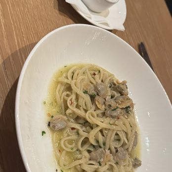 Osteria Fiorella - Linguine and Clams with pesto sauce. Great choice - Italian Near Me - Las Vegas, Nevada Osteria Fiorella - Linguine and Clams with pesto sauce. Great choice - Italian Near Me - Las Vegas, Nevada