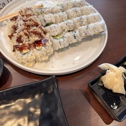 Sampler platter with 3 different kinds of sushi.