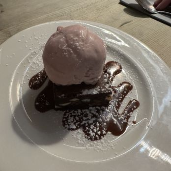 Kings Stores - Dark Chocolate Brownie a la mode - Pubs Near Me - London, XGL