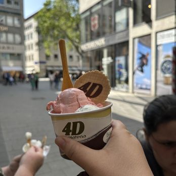4D Gelato Caffé - Strawberry and stracciatella gelato (double scoop in a bowl) - Cafes Near Me - Cologne, NW