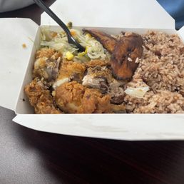 Fried chicken rice and peas and steamed vegetables Fried chicken rice and peas and steamed vegetables