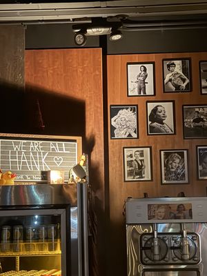 Hank’s Bar by null