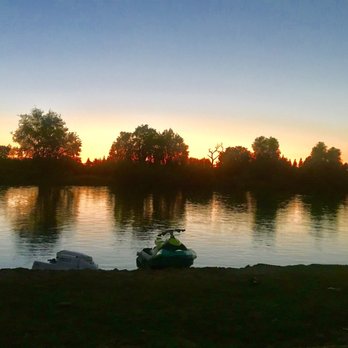 Riverland Rv Resort - Beautiful sunset by the river - Resorts Near Me - Kingsburg, California Riverland Rv Resort - Beautiful sunset by the river - Resorts Near Me - Kingsburg, California