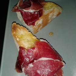 El Baret de Quique - Montaditos de jamón cortesía de la casa