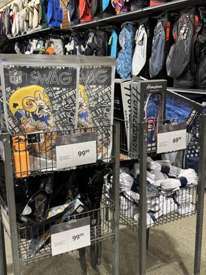 DICK'S Sporting Goods by null