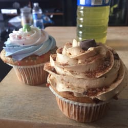 Razzle Dazzle Cupcakes - Rainbow bit and skor cupcake