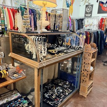 South Pas Vintage - Used, Vintage & Consignment Near Me - South Pasadena, California South Pas Vintage - Used, Vintage & Consignment Near Me - South Pasadena, California