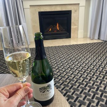 Toll House Hotel Los Gatos, Tapestry Collection by Hilton - Fireplace in suite, delicious champagne! - Hotels Near Me - Los Gatos, California