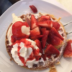 Eiscafe Pillot - Erdbeere Waffel
