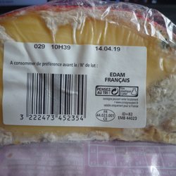Casino - Fromage moisi. Produit de casino et la date est bonne. Refus de remboursement ou échange. Mauvaise gestion.