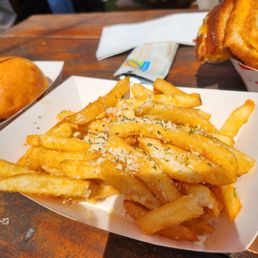 Best fries! Best fries!