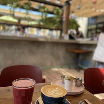 Tótem - Latte and berry juice - Coffee & Tea Near Me - Mazatlán, SIN Tótem - Latte and berry juice - Coffee & Tea Near Me - Mazatlán, SIN