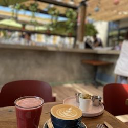 Tótem - Latte and berry juice