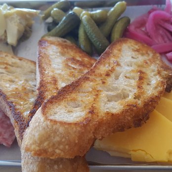 Zipline Beer Lounge - Nosh tray - Beer Bar Near Me - Lincoln, Nebraska