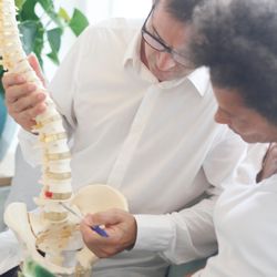 Chiropractie Ceintuurbaan - Tijdens het eerste intakegesprek legt George uit wat de oorzaak van de klachten is en wat chiropractie voor u kan betekenen. Behandelplan.