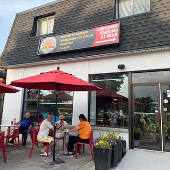 Italian Ice Cream - The logo, and the outside and the chairs and tables - Ice Cream & Frozen Yogurt Near Me - Niagara Falls, Ontario