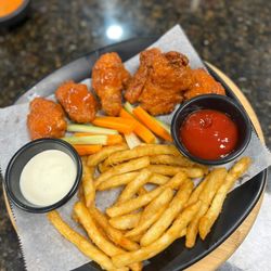 Taqueria El Tenampa - Wings with fries