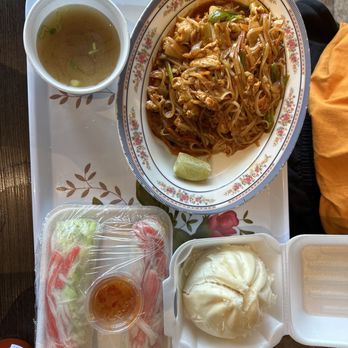 Cafe Vie - Chicken Pad Thai, Beef Boa Bun and Spring Rolls - Vietnamese Near Me - Overland Park, Kansas