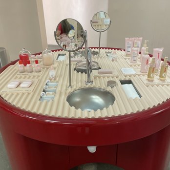 Glossier Atlanta - Cosmetics & Beauty Supply Near Me - Atlanta, Georgia