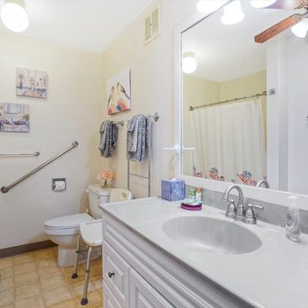 DaKine Handyman Kauai - Bathroom before - Handyman Near Me DaKine Handyman Kauai - Bathroom before - Handyman Near Me