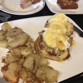 Break Your Fast - Corned Beef Hash Benedict w/Potatoes. Skip the potatoes and layer on the hollandaise!! - American Near Me - Union City, California