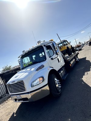 Available 24/7 - Contact us at anytime for the best towing and transport services. You've got a friend in the Towing and Transport business here with us. Family Owned & Operated. Any questions don't hesitate to call us. ¡Contáctenos en cualquier momento para obtener los mejores servicios de remolque y transporte de vehículos. ¡Aki Tiene un amigo en el negocio de remolque y transporte aquí con nosotros. Propiedad y operación familiar. ¡Cualquier consulta no dudes en llamarnos.