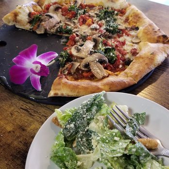 Back Porch Pizza Bar - Romaine Calm salad and Atomic Veggie pizza - Cocktail Bars Near Me - Mount Dora, Florida