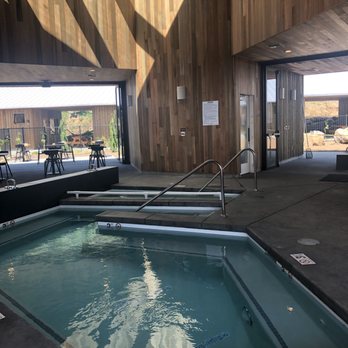The Society Hotel - "Regular" pool and polar plunge pool - Hostels Near Me - Bingen, Washington