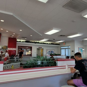 In-N-Out Burger - ows diners in a restaurant - Burgers Near Me - Las Vegas, Nevada In-N-Out Burger - ows diners in a restaurant - Burgers Near Me - Las Vegas, Nevada