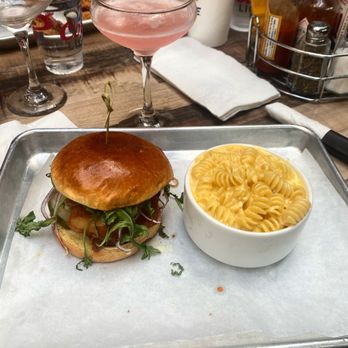 Broken Barrel Bar - Nashville Spicy Chicken Mac & Cheese - Sports Bars Near Me - Chicago, Illinois Broken Barrel Bar - Nashville Spicy Chicken Mac & Cheese - Sports Bars Near Me - Chicago, Illinois