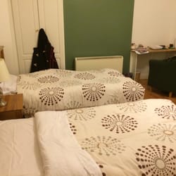 Shamrock House - Twin room with en suite shower