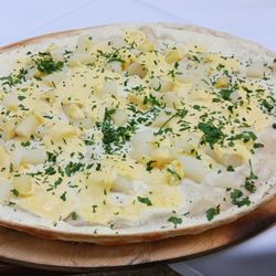 Tick-Tack Café & Restaurant - Flammkuchen mit Schmand, Spargel und Sauce Hollandaise / Tarte Flambee with cream, asparagus and sauce hollandaise