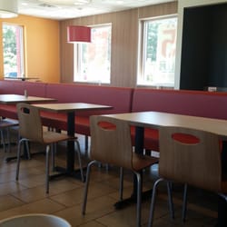 Like the bench seating, allows for a large family / group to dine together
