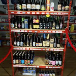 Foss has a great selection of beer and the staff is so helpful and kind. Highly recommend and will be going back for more.