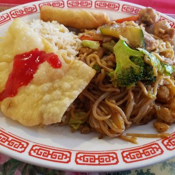D Hou - Chicken chowmein - Cantonese Near Me - Fresno, California