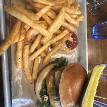 Niagara Distillery - Billy Bones classic Burger - Delicious Pickle - Distilleries Near Me - Niagara Falls, Ontario